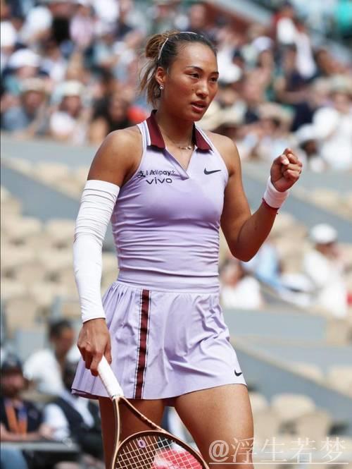 郑钦文草地赛季首战告捷 挺进女王杯单打八强